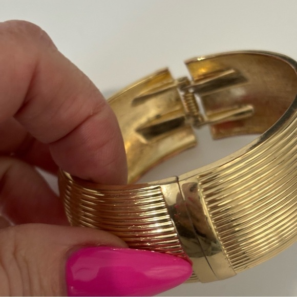 Vintage gold tone unsigned clamper bracelet - Picture 8 of 10